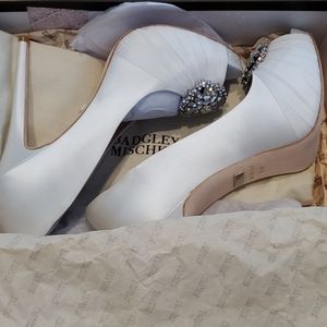 Badgley Mischka 8.5 Peep toe heels